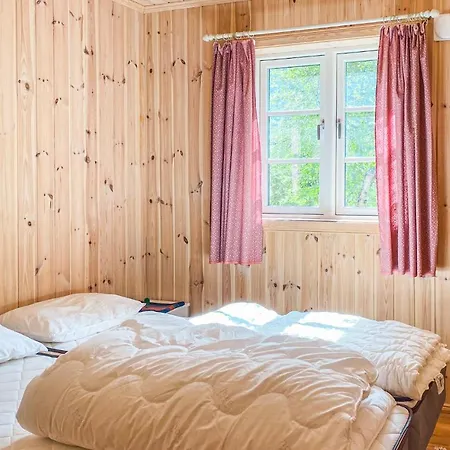 4 Bedroom Cozy In Straumgjerde