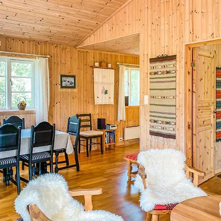 4 Bedroom Cozy In Straumgjerde *
