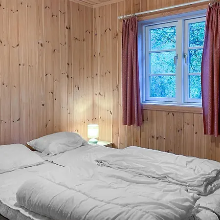 4 Bedroom Cozy In Straumgjerde