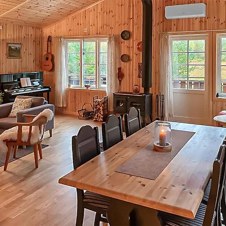 4 Bedroom Cozy In Straumgjerde 度假居