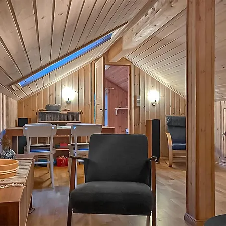 4 Bedroom Cozy In Straumgjerde *