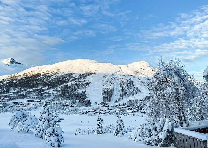 4 Bedroom Cozy In Straumgjerde Brunstad