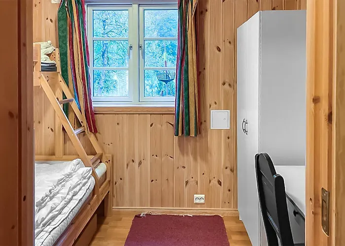 4 Bedroom Cozy In Straumgjerde *