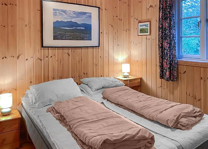 4 Bedroom Cozy In Straumgjerde 度假居