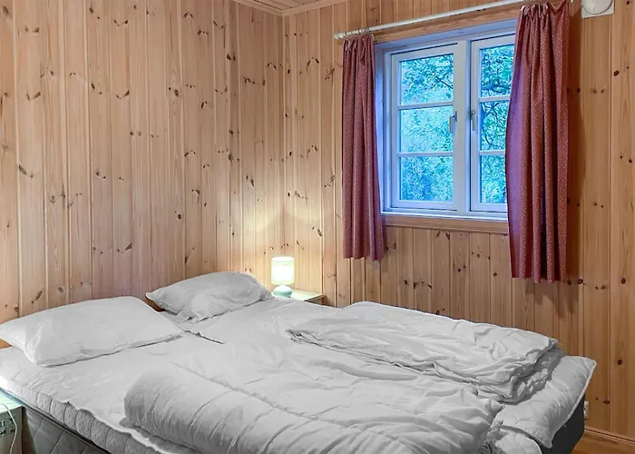 4 Bedroom Cozy In Straumgjerde