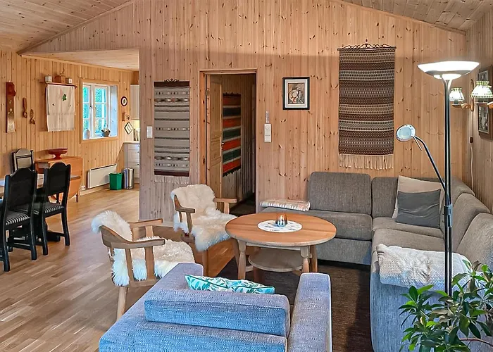 4 Bedroom Cozy In Straumgjerde *