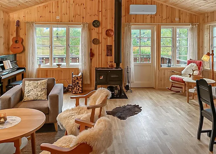 4 Bedroom Cozy In Straumgjerde 度假居 Brunstad