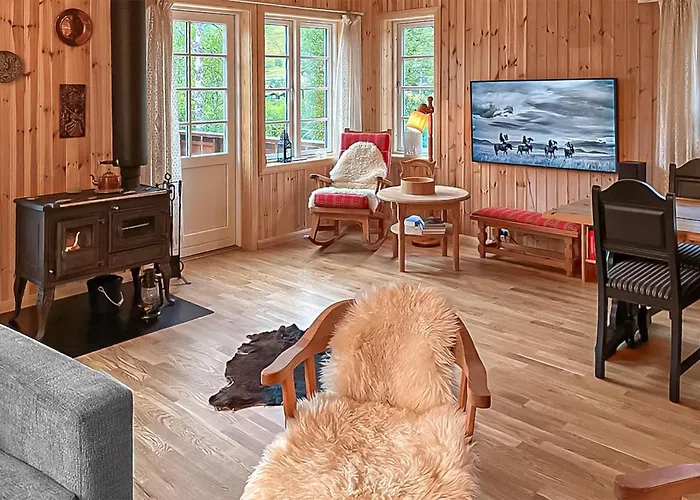 4 Bedroom Cozy In Straumgjerde *