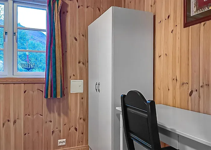 4 Bedroom Cozy In Straumgjerde Brunstad