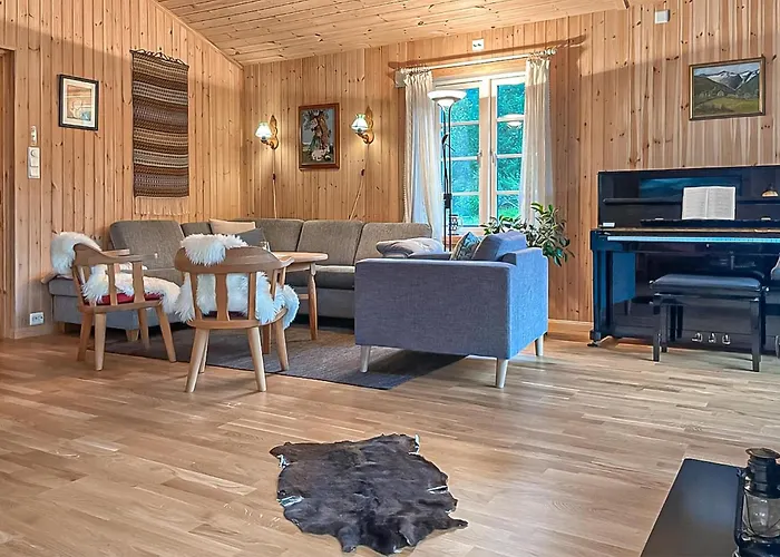 4 Bedroom Cozy In Straumgjerde 度假居
