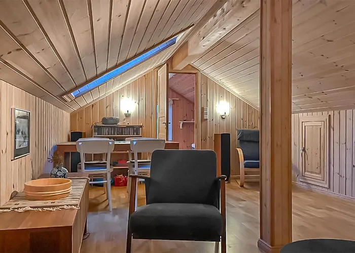 4 Bedroom Cozy In Straumgjerde *