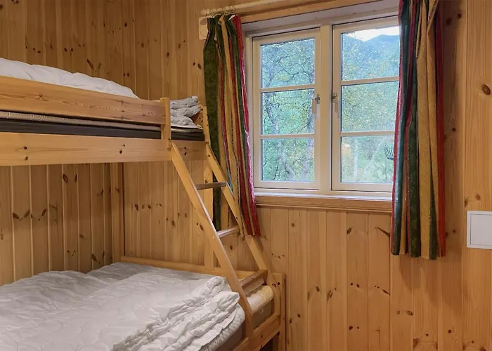 4 Bedroom Cozy In Straumgjerde Brunstad