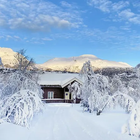 4 Bedroom Cozy In Straumgjerde