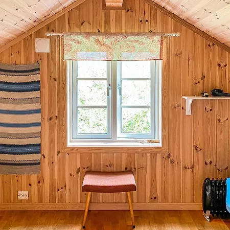 4 Bedroom Cozy In Straumgjerde