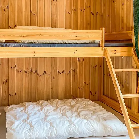 4 Bedroom Cozy In Straumgjerde