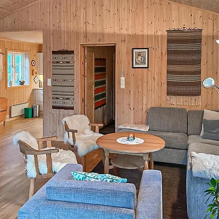 4 Bedroom Cozy In Straumgjerde *