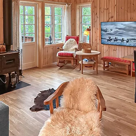 4 Bedroom Cozy In Straumgjerde *