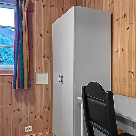 4 Bedroom Cozy In Straumgjerde Brunstad